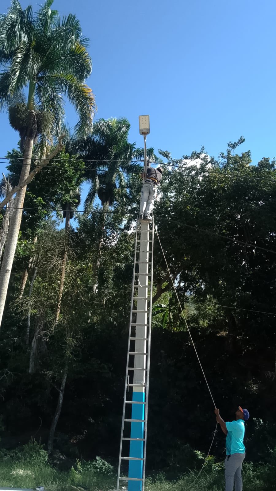 Iluminación desde Sonador hasta La Burriquita en Juan Santiago.