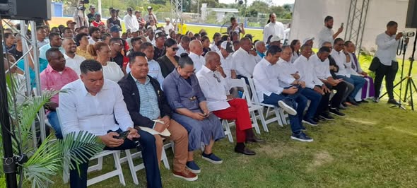 Inauguración del Play de Softball en Hondo Valle y anuncio del Multiuso de Juan Santiago